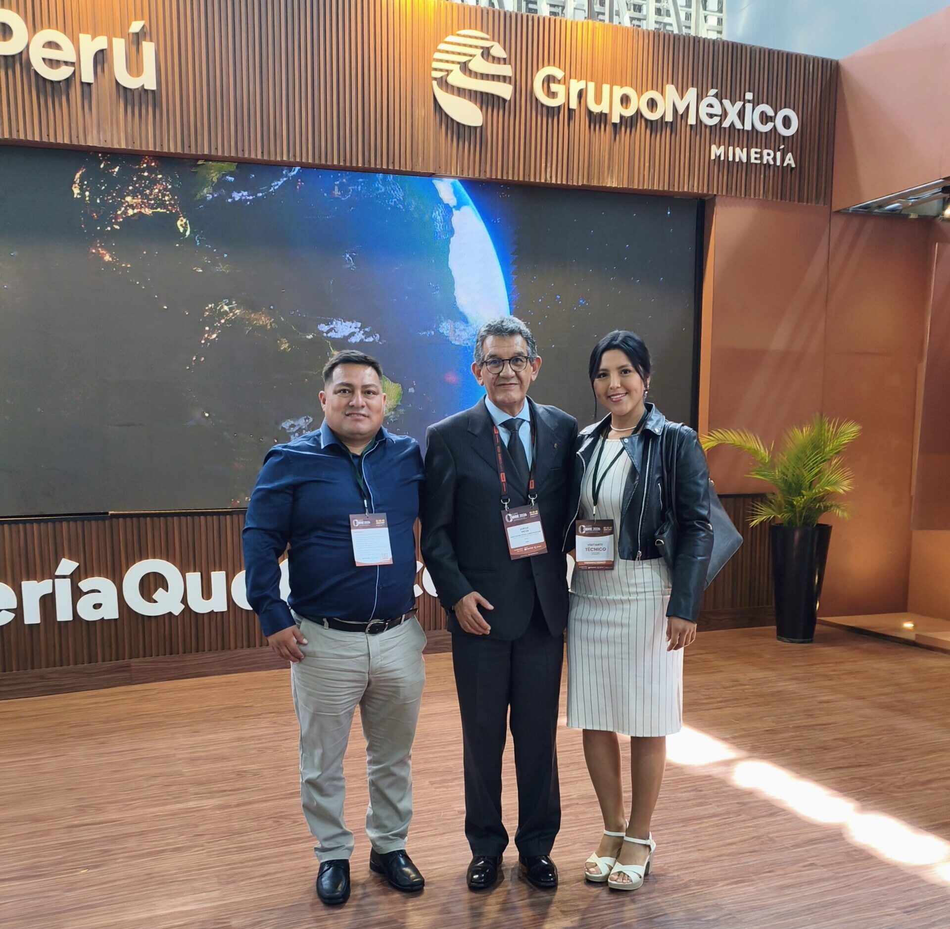 SMH SAC junto al Ing. Jorge Meza durante EXPOCOBRE 2026.