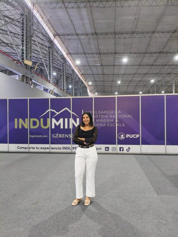 Representante del área comercial de SMH durante su participación en INDUMIN 2026.