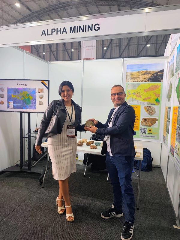 Compartiendo experiencias con Alpha Mining.