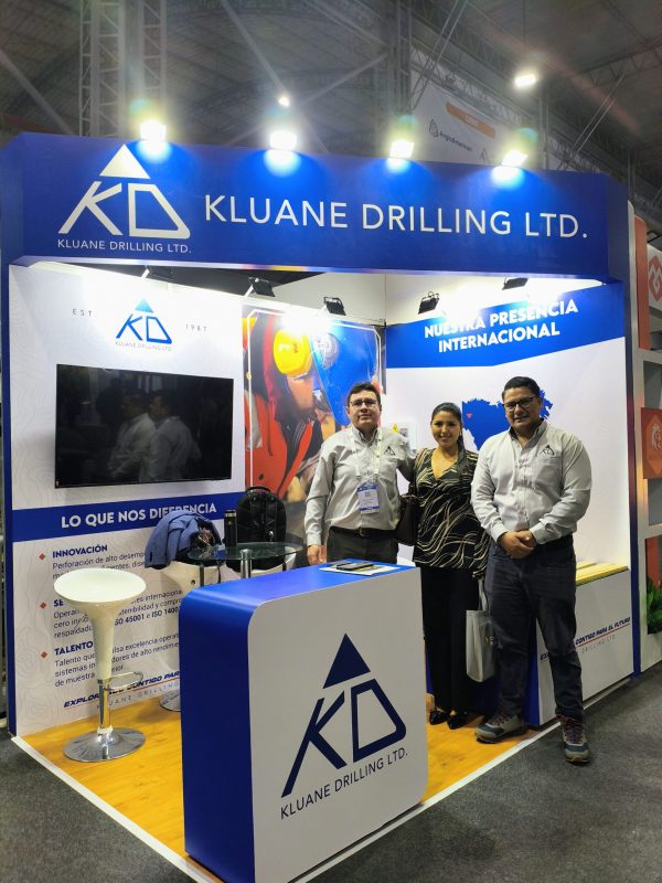 Fortaleciendo relaciones con representantes de Kluane Drilling Ltd.